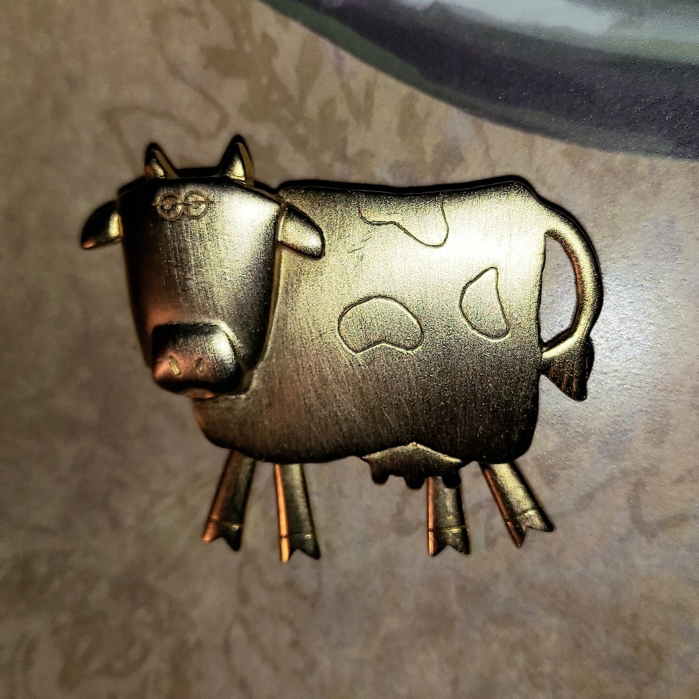 "Saturday Special" Jonette Jewelry Cow Brooch Pin Signed JJ Gold Tone + Gift Bag - Picture 1 of 3